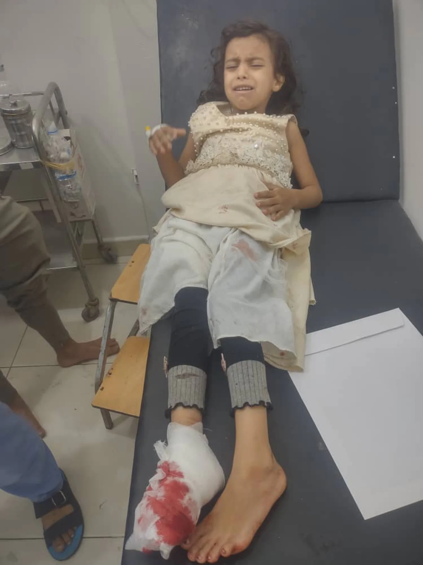 اصابة طفلة في قدمها برصاص قناص بمحافظة تعز