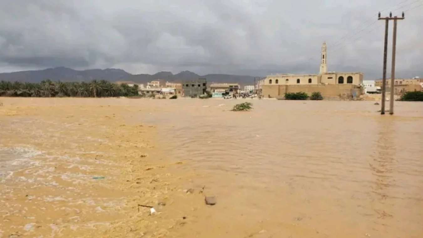 غرق طفلة اثناء سباحتها في بركة تكونت نتيجة المنخفض الجوي في المهرة