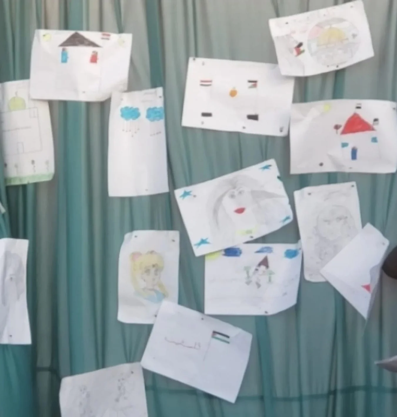 Paintings drawn by children within the plastic art exhibition in the displacement camp in Marib (exclusive)