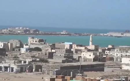 انتشال جثة طفل بعد سقوطه في حفرة مجاري في الحديدة