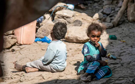 تقديرات أممية : 12,2 مليون طفل يمني معرضون للإصابة بالأمراض الناجمة عن الصدمات المناخية والبيئية