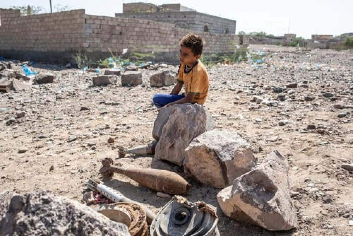 إصابة طفلين وامرأة في انفجار لغم في محافظة تعز 