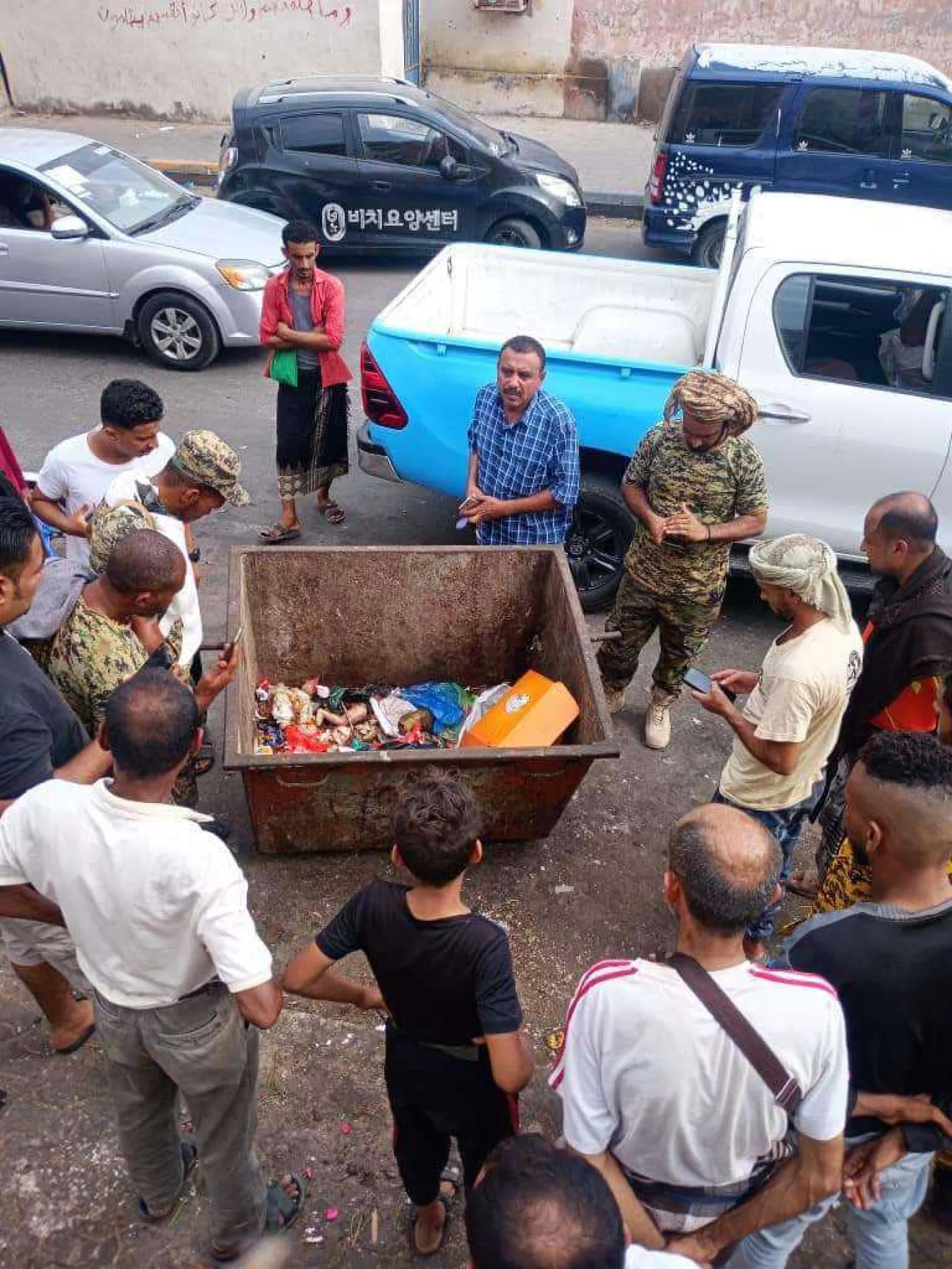 العثور على طفل رضيع متوفي في أحد صناديق القمامة في عدن 