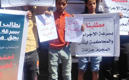 هدده بالذبح والقتل وقام بتصويره.. وقفة احتجاجية للتنديد بحادثة اغتصاب طفل نازح في محافظة تعز